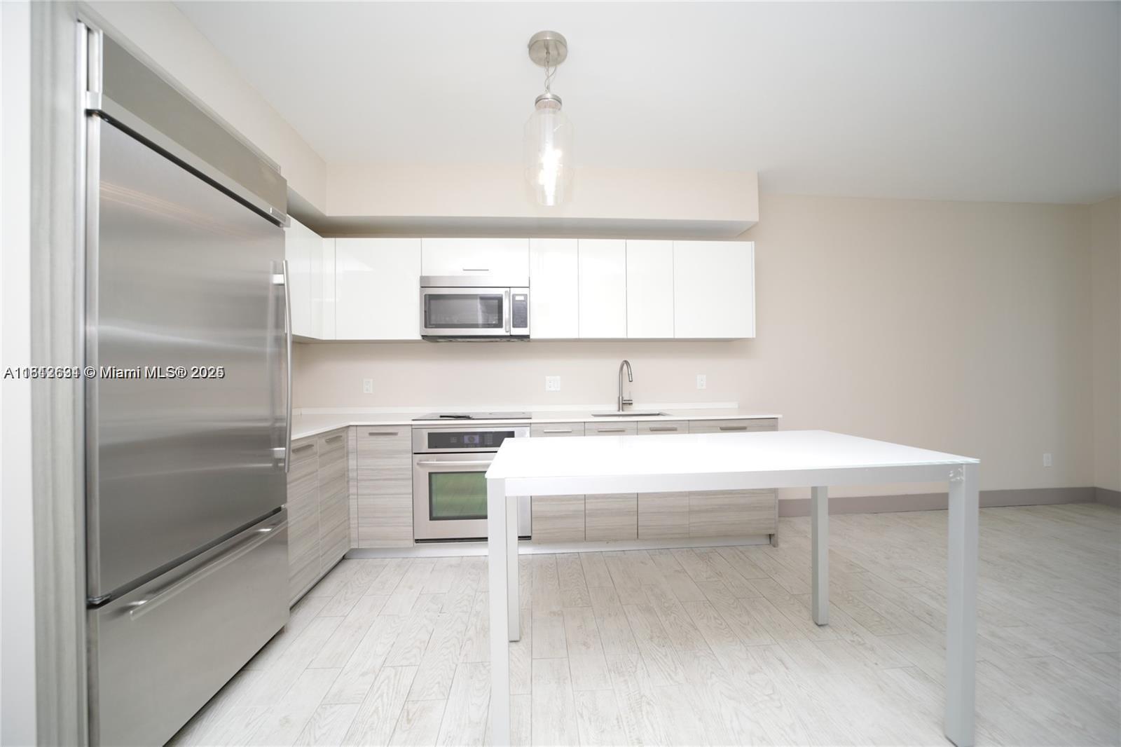 1300 Brickell Bay Dr 1006