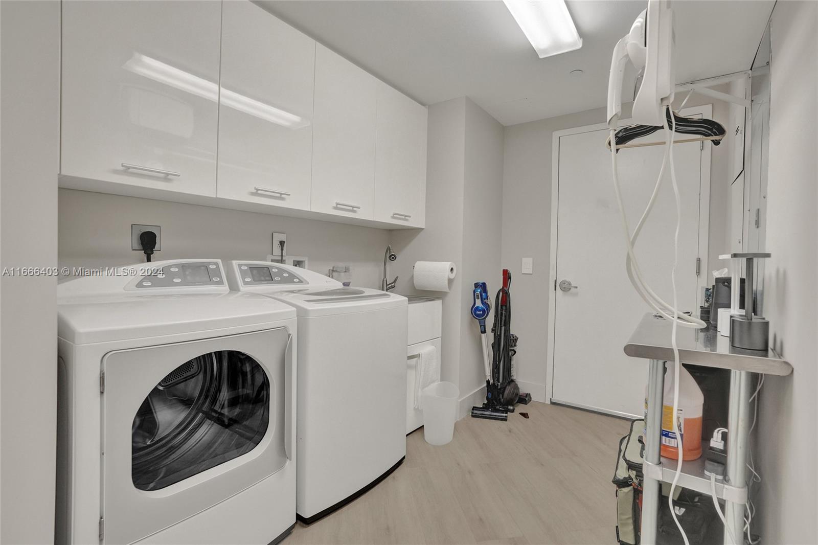 2711 HOLLYWOOD BEACH COND - Residential