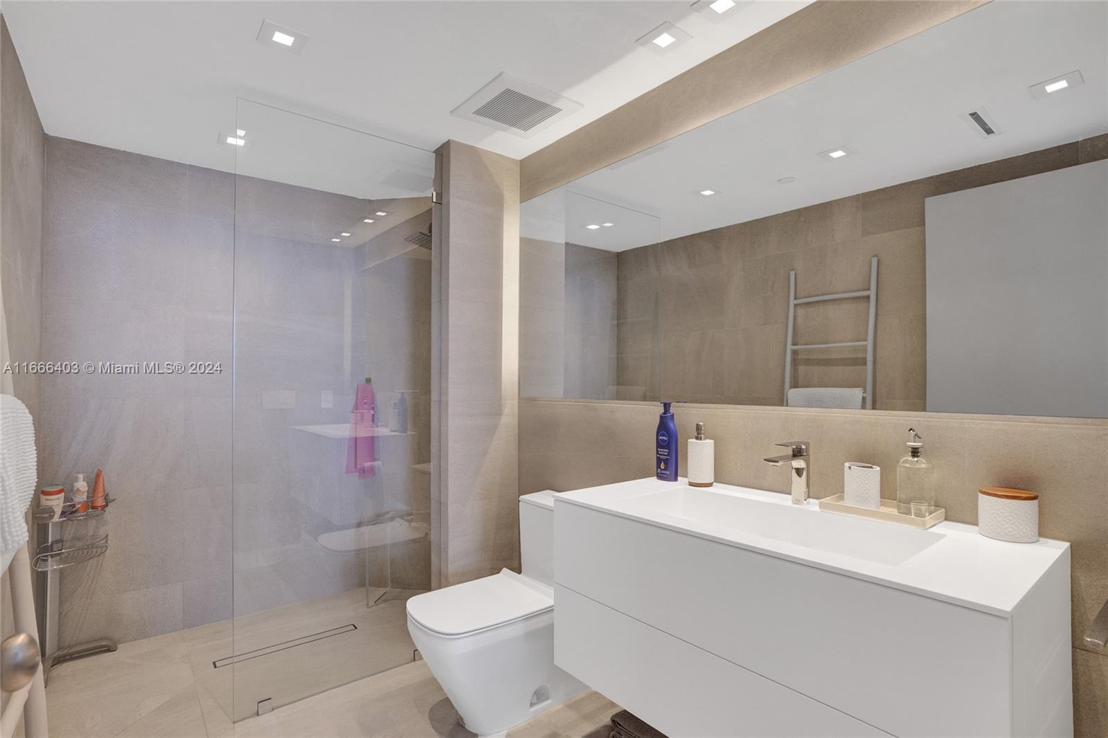 2711 HOLLYWOOD BEACH COND - Residential