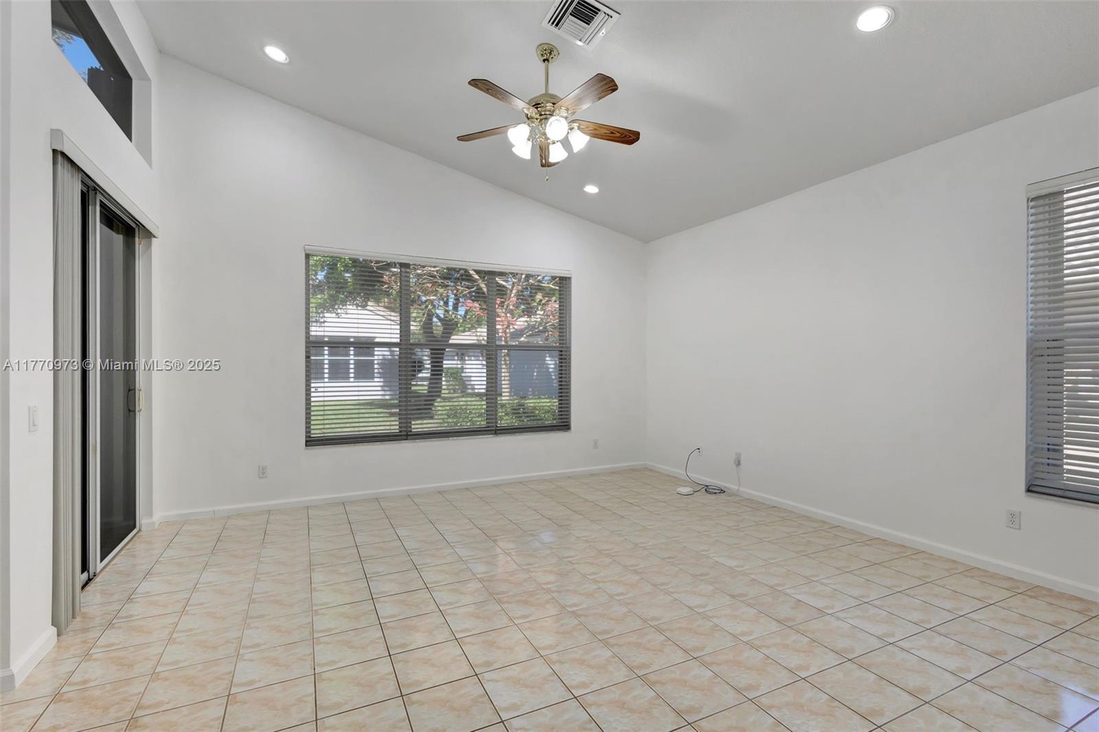 VALENCIA LAKES 1 - Residential