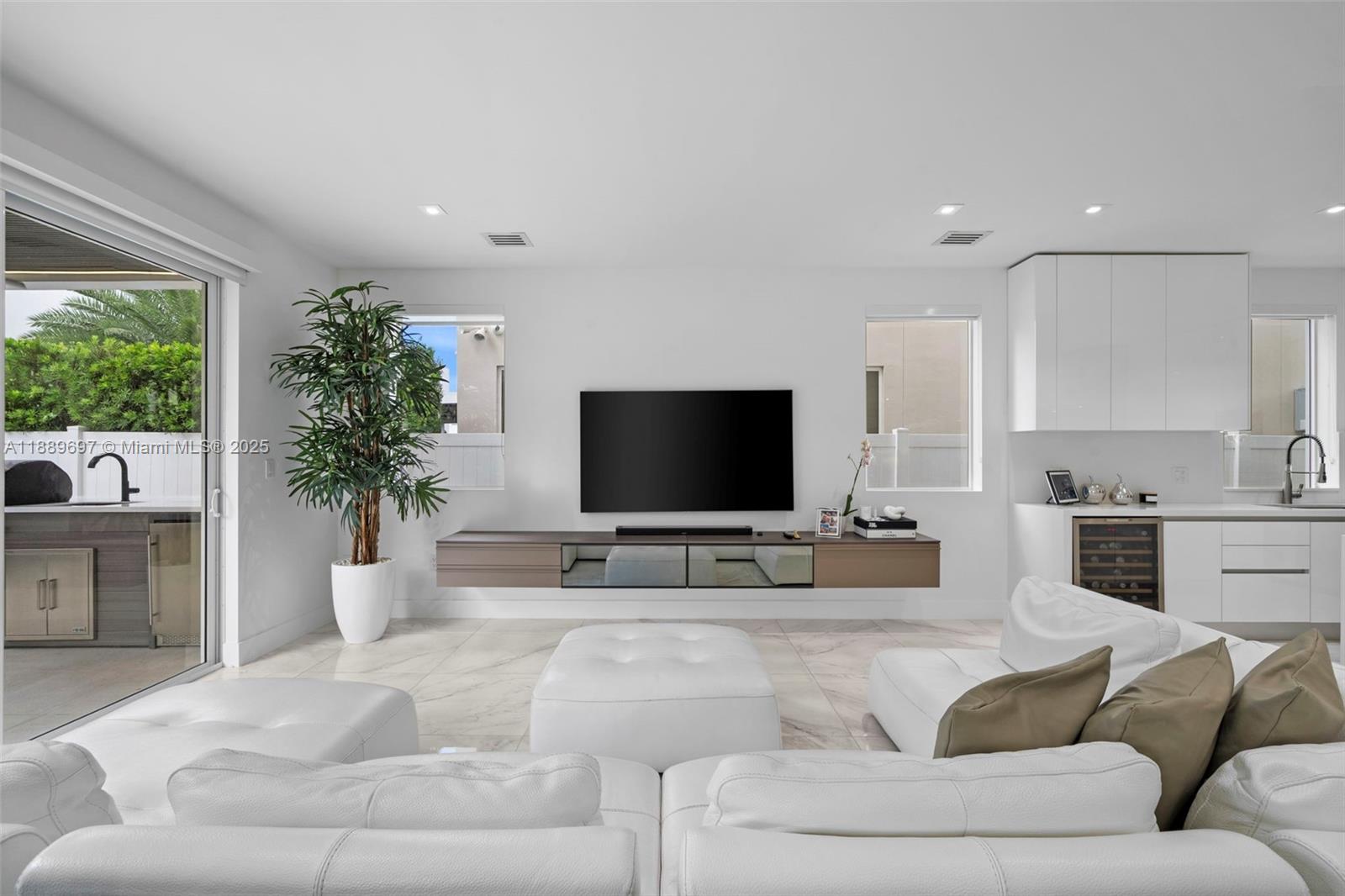 DORAL COMMONS RESIDENTIAL - Residential Lease