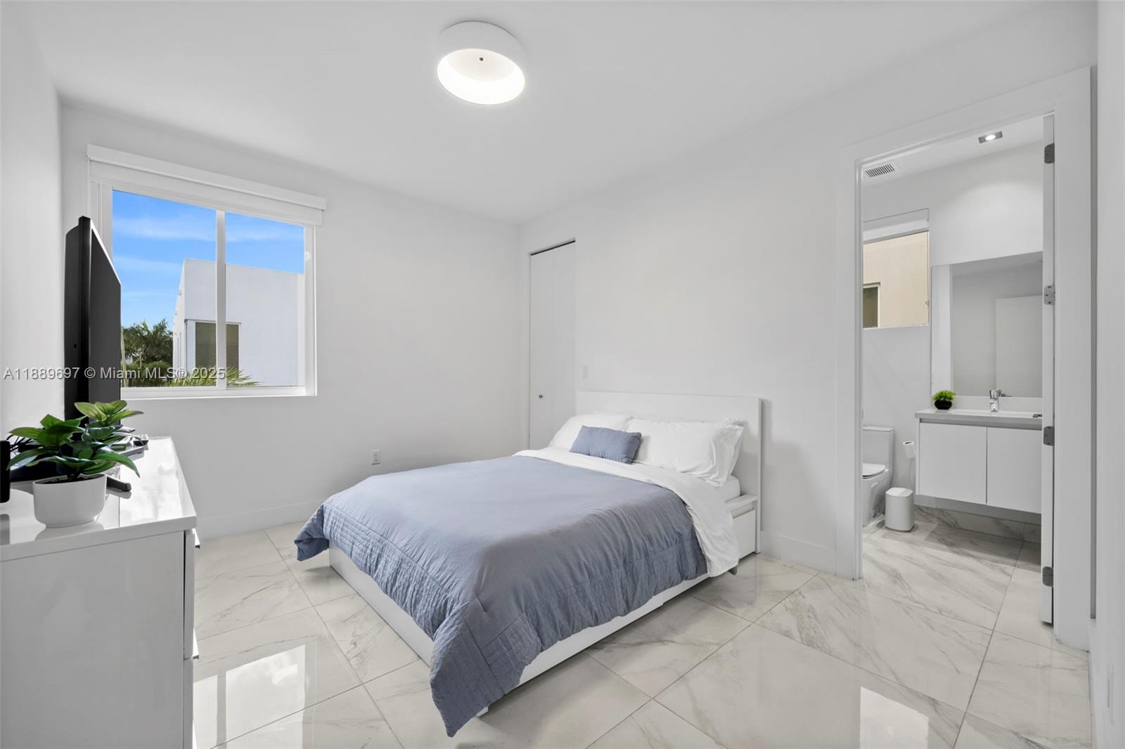 DORAL COMMONS RESIDENTIAL - Residential Lease