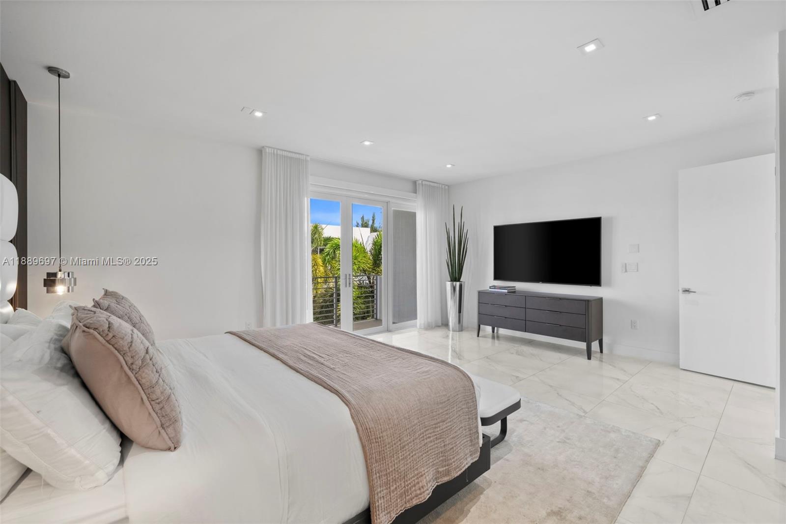 DORAL COMMONS RESIDENTIAL - Residential Lease