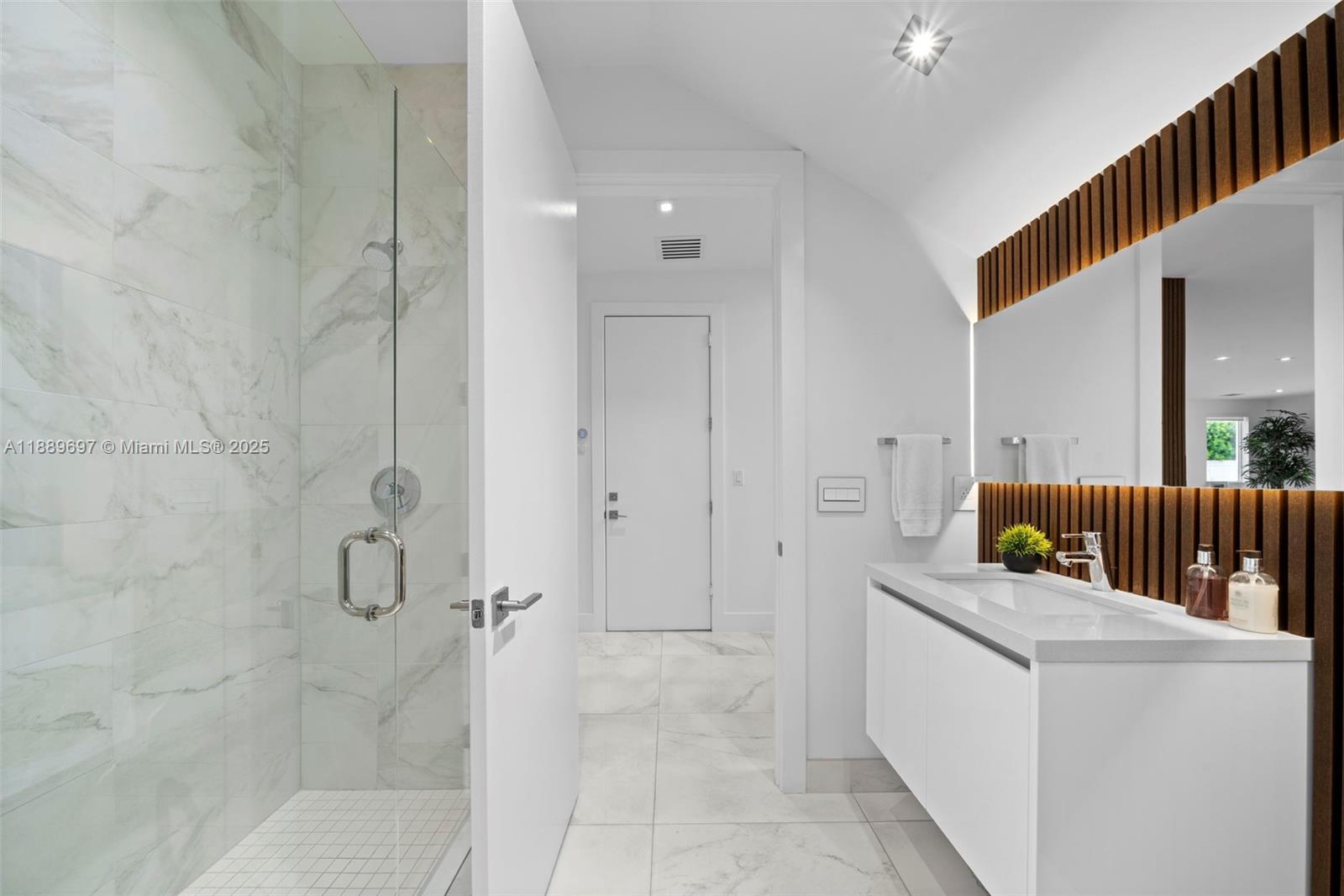 DORAL COMMONS RESIDENTIAL - Residential Lease