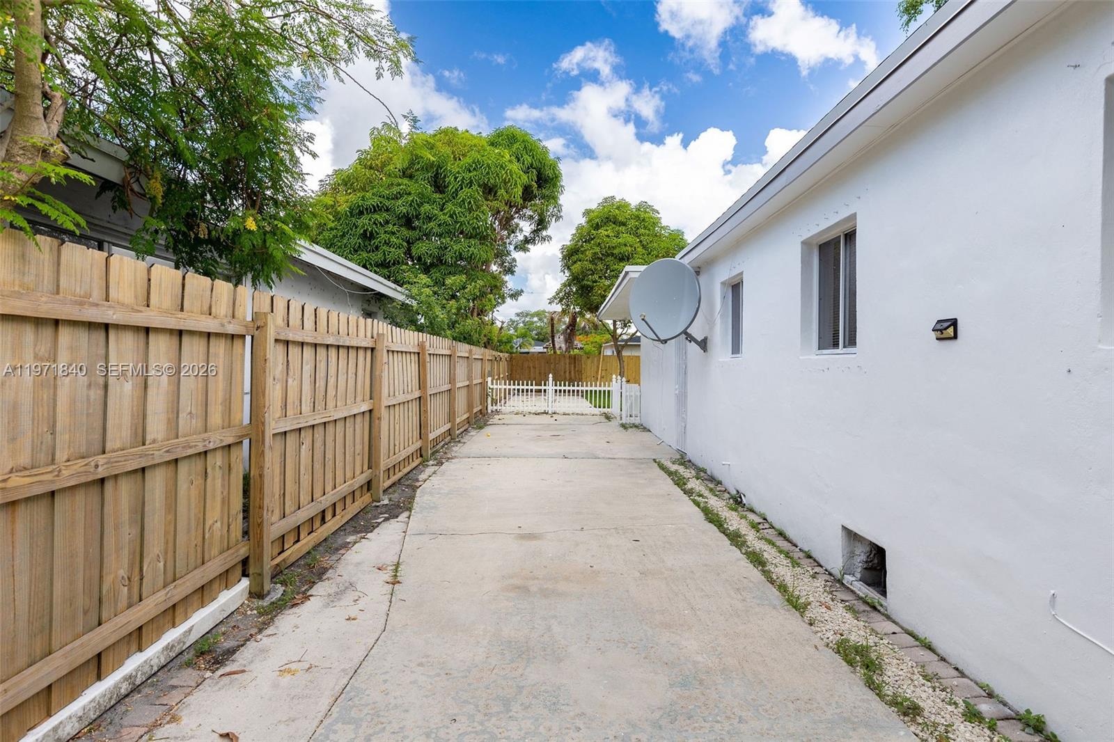 TOWN OF HALLANDALE B-13 - Residential