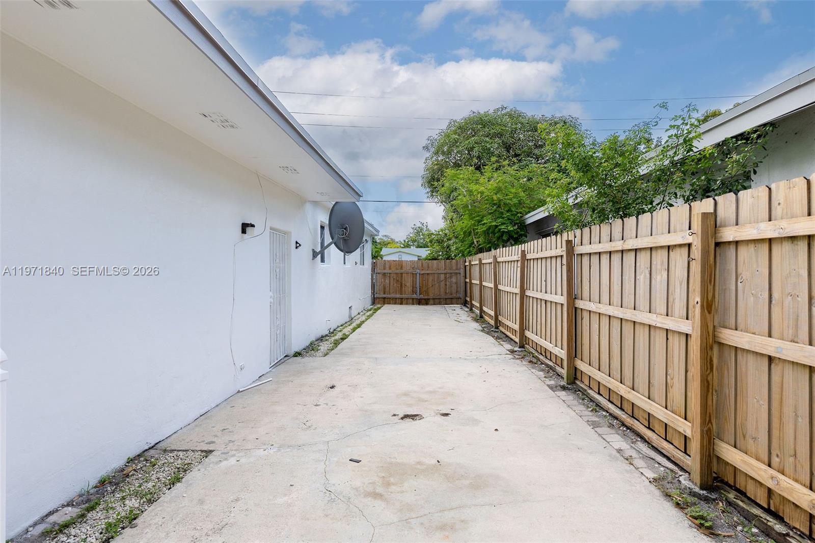 TOWN OF HALLANDALE B-13 - Residential