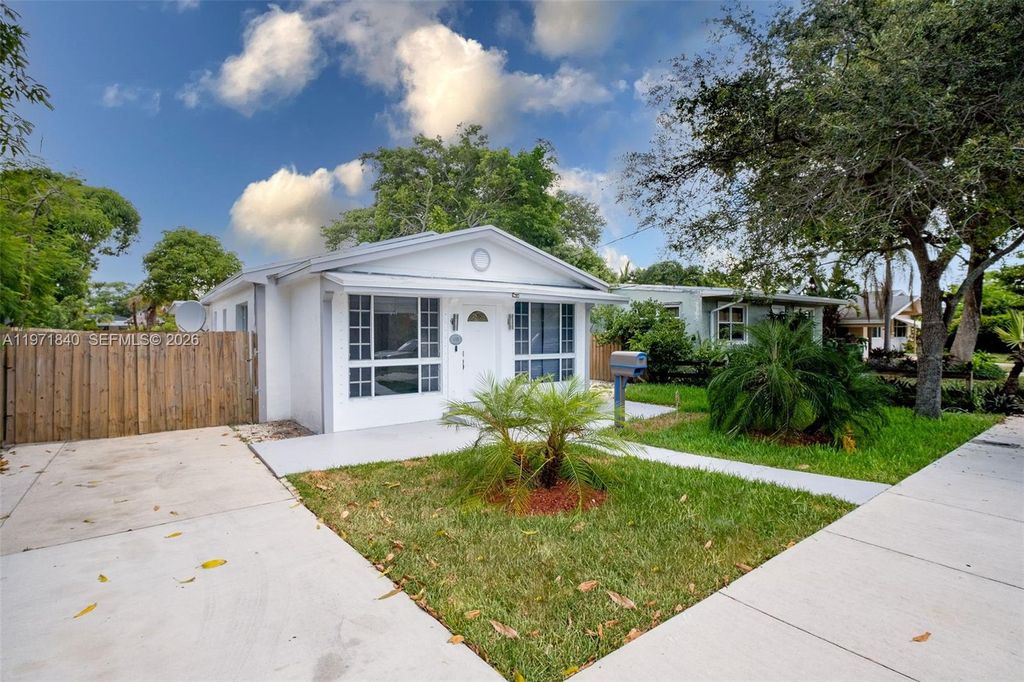 Photo of 132 SW 2nd Ave, Hallandale Beach, FL 33009 (MLS # A11971840)