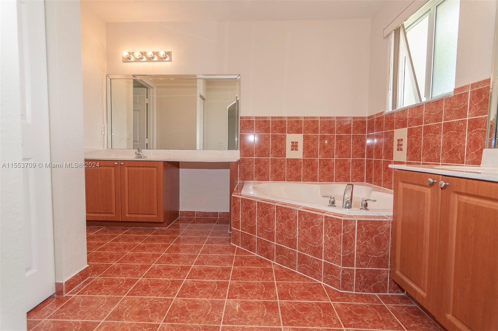 FOREST LAKE PARADISE - Residential Lease