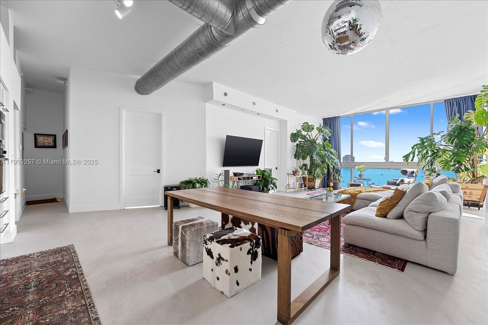 SPACE 01 CONDO - Residential