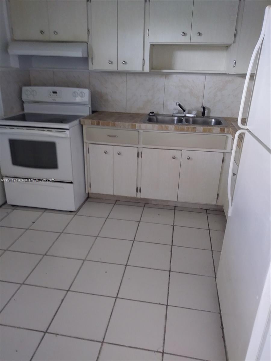 VILLAS AT CUTLER BAY COND - Residential Lease