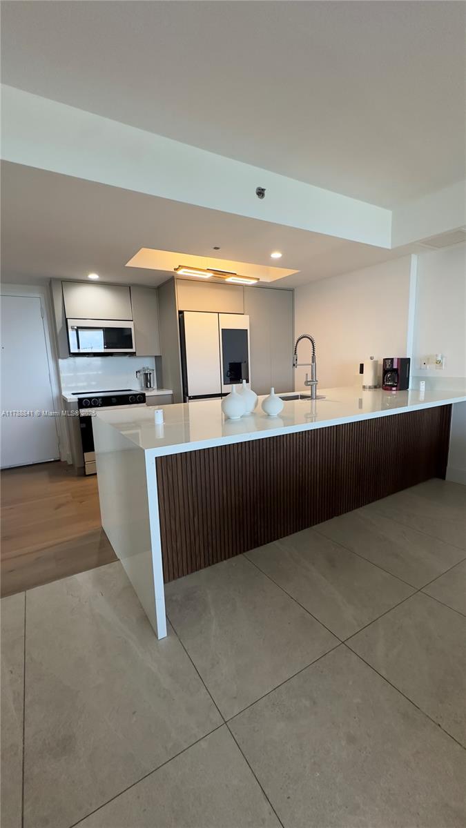50 Biscayne Blvd 812