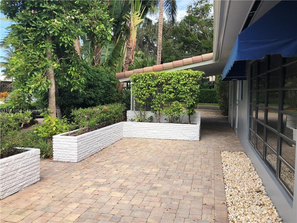 FULLY FURNISHED 3 BEDROOMS, 2 BATHROOMS HOUSE IN CORAL RIDGE. RENT INCLUDES UTILITIES. MINIMUM RENTAL PERIOD IS ONE MONTH. CALL FOR MORE INFO. CIRCULAR DRIVEWAY AND CARPORT.WASHER AND DRYER IN UNIT. NEW A/C. 1 MILE FROM FT LAUDERDALE BEACH