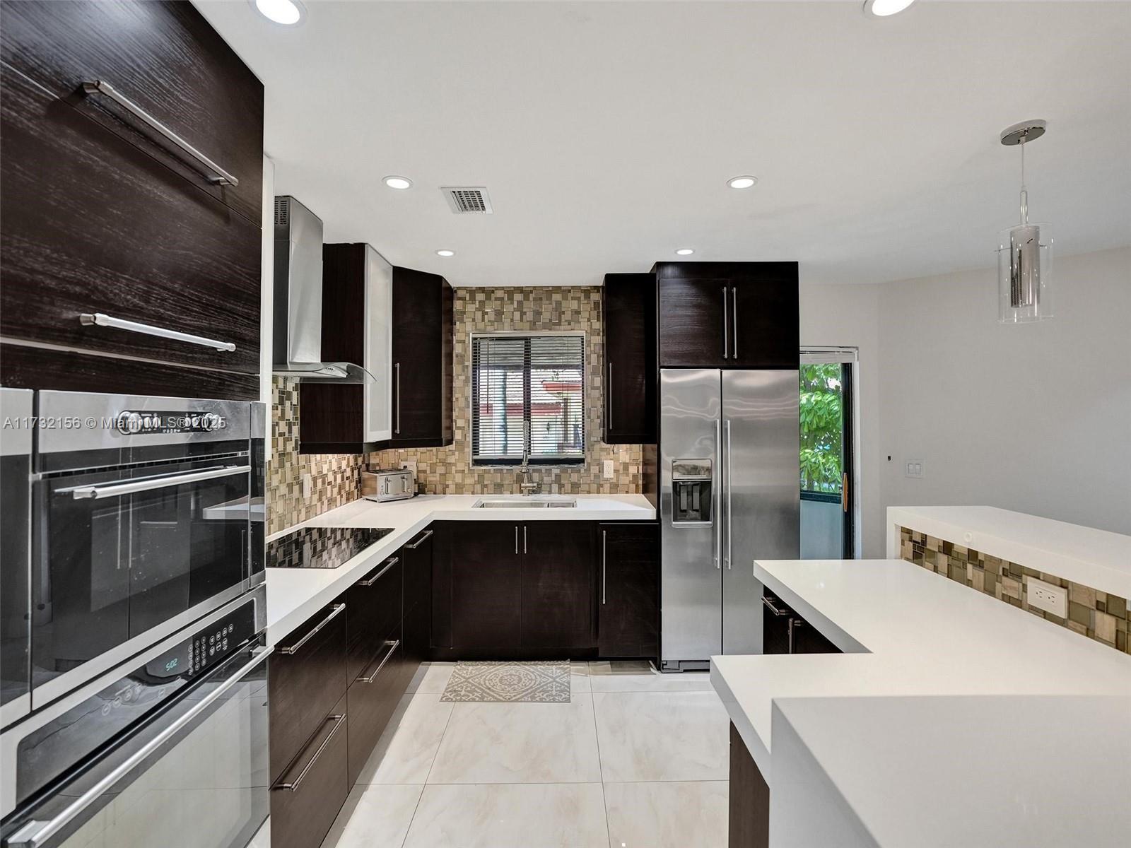 Property for Sale at 3507 Green Leaf Cir 2004, Hollywood, Broward County, Florida - Bedrooms: 2 
Bathrooms: 3  - $399,900