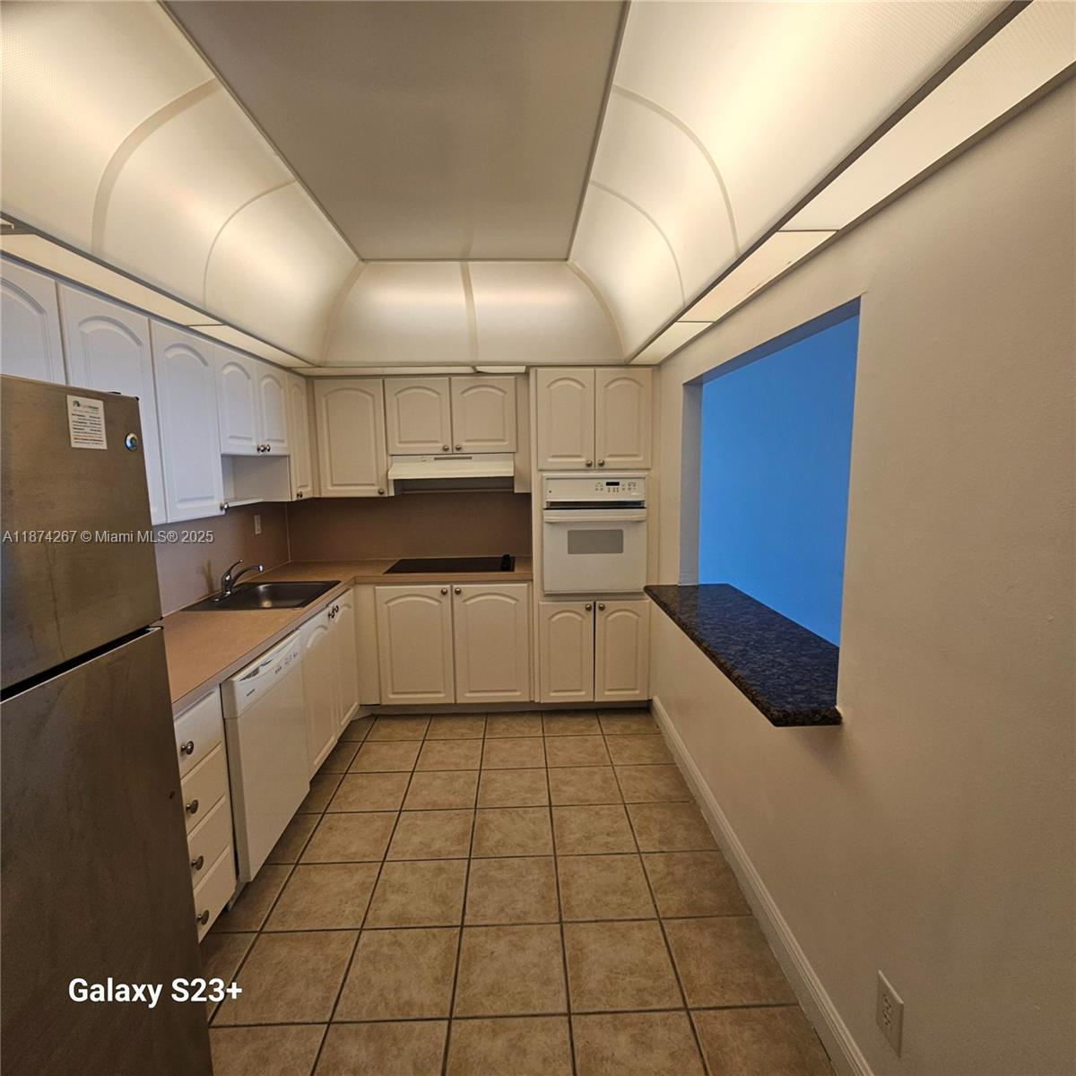 This stunning 1BR/1BA condo features floor-to-ceiling windows with breathtaking Intracoastal views. The unit will soon boast brand-new laminate flooring in the bedroom and living room (pending city permits). Currently features laminate and carpet flooring, with laundry facilities conveniently located in the building.
Enjoy resort-style living with amenities including an Olympic-size heated pool, fitness center, tennis courts, business center, party room, and 24-hour valet & concierge. Located in one of the best school districts—just a short walk to the beach and minutes from Aventura Mall.
Water & sewer included in rent, No pets allowed (per association), Move-in with first month, last month, and one month security deposit. Luxury living in an unbeatable location!