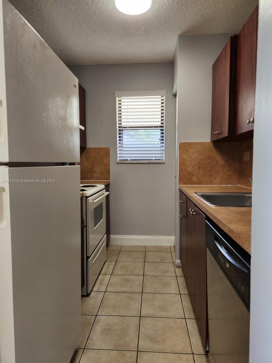 7095 Nw 179th St 206, Hialeah, Miami-Dade County, Florida - 1 Bedrooms  
1 Bathrooms - 
