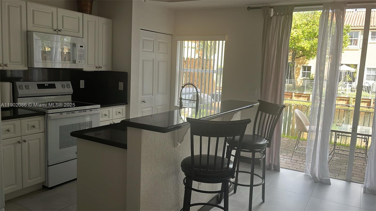 VILLAS AT HARBOR ISLES CO - Residential Lease