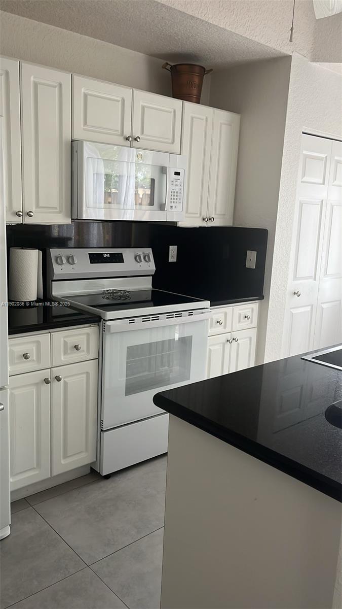 VILLAS AT HARBOR ISLES CO - Residential Lease