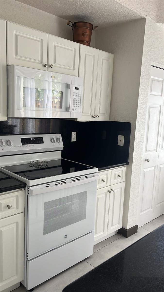 VILLAS AT HARBOR ISLES CO - Residential Lease