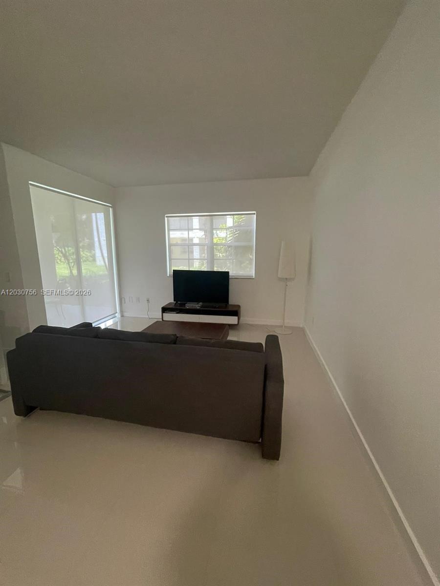 Properties 1 3255 NE 184th St 12114