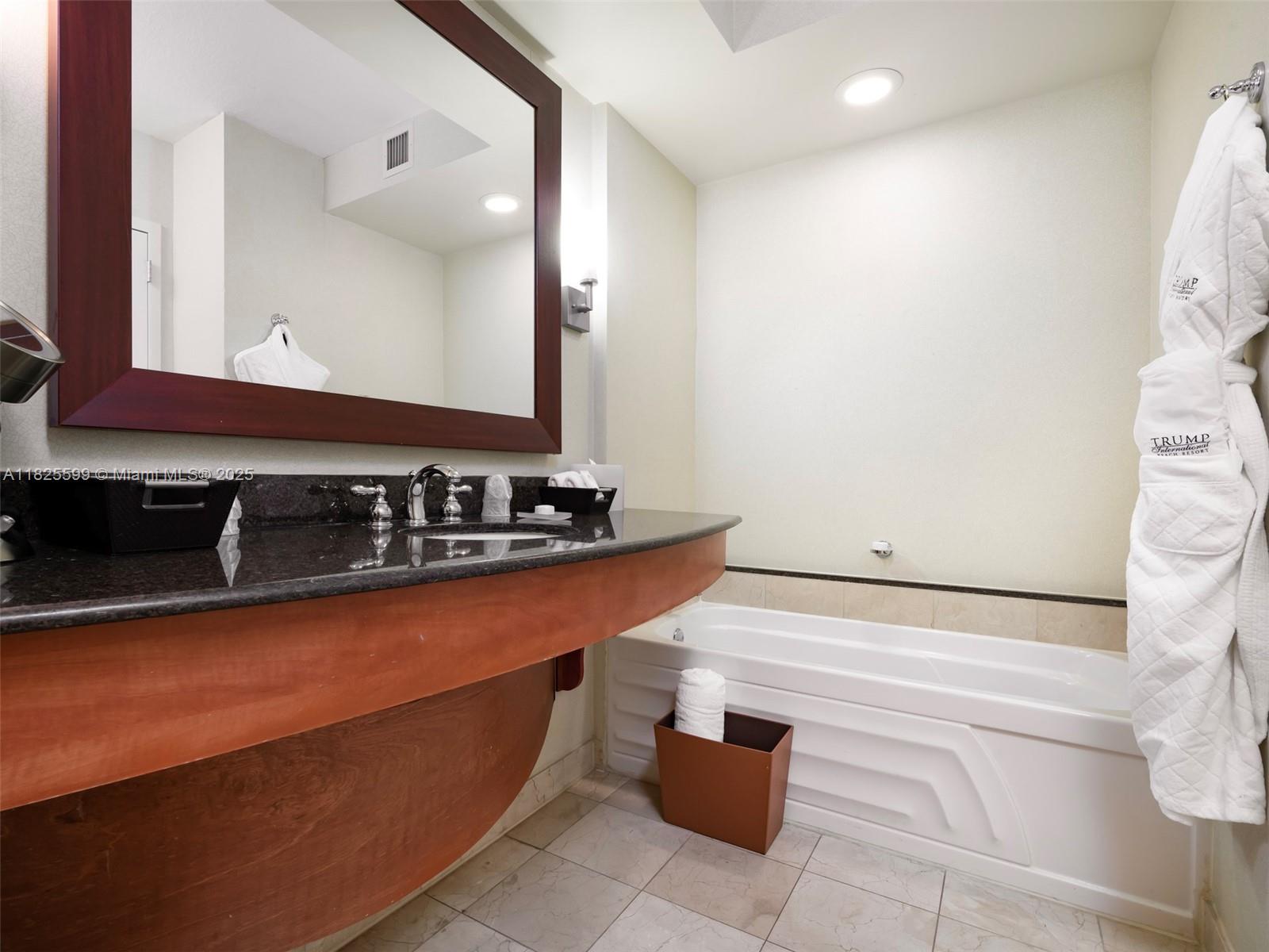 TRUMP INTERNATIONAL SONES - Residential