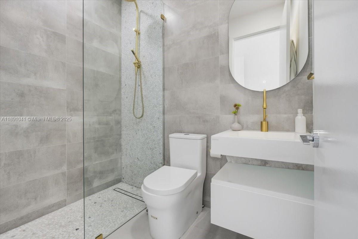 HOLLYWOOD LAKES COUNTRY C - Residential