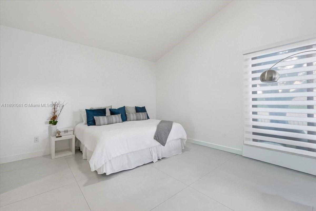 HOLLYWOOD LAKES COUNTRY C - Residential