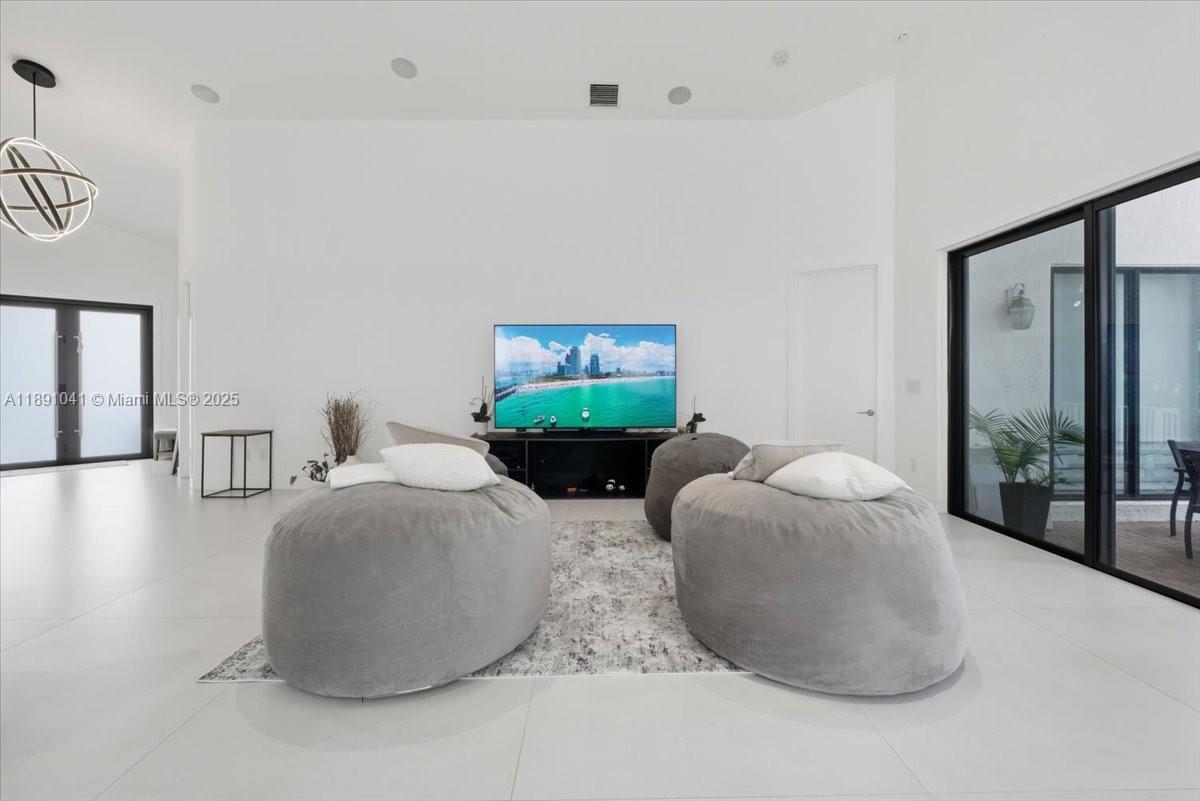 HOLLYWOOD LAKES COUNTRY C - Residential