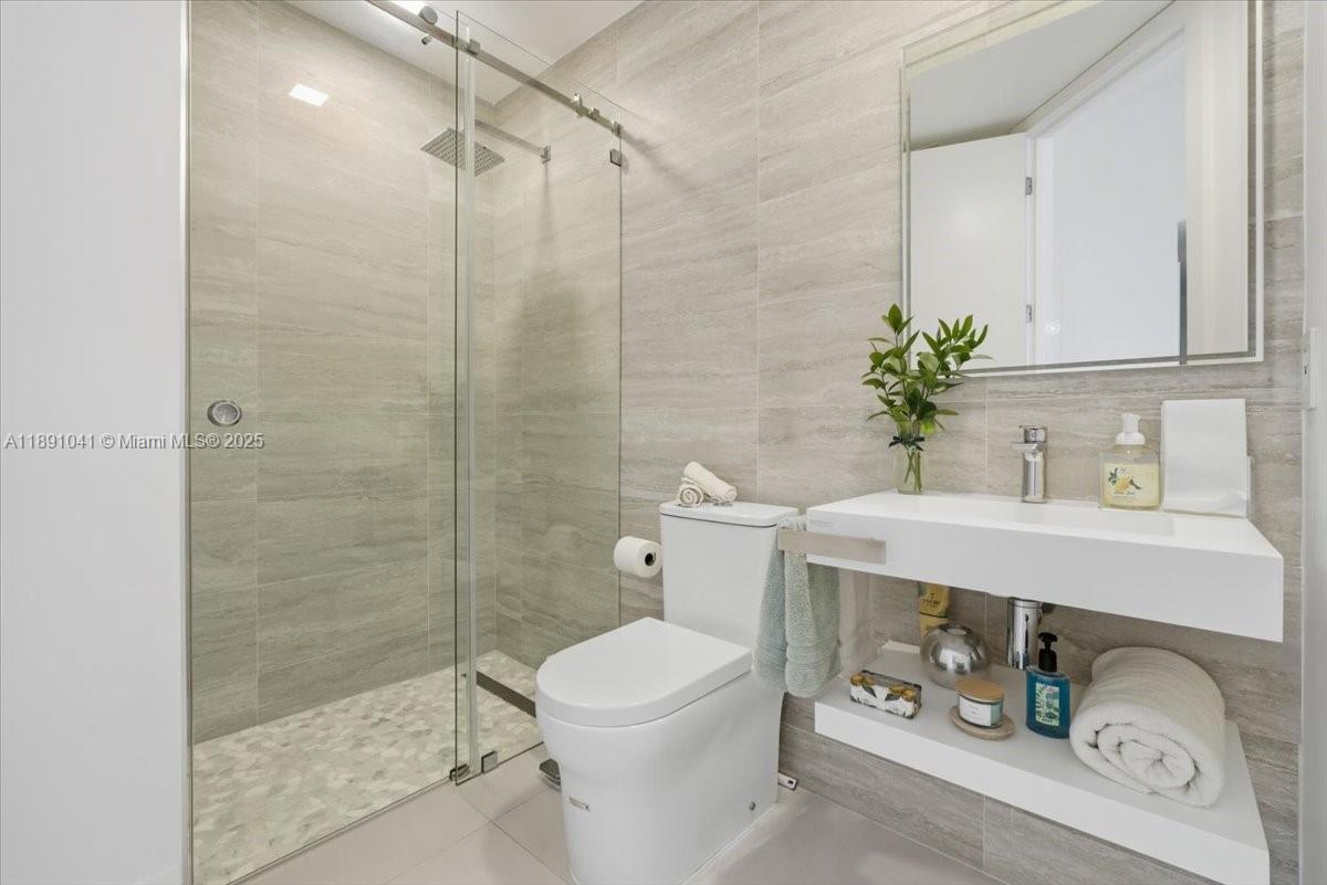 HOLLYWOOD LAKES COUNTRY C - Residential