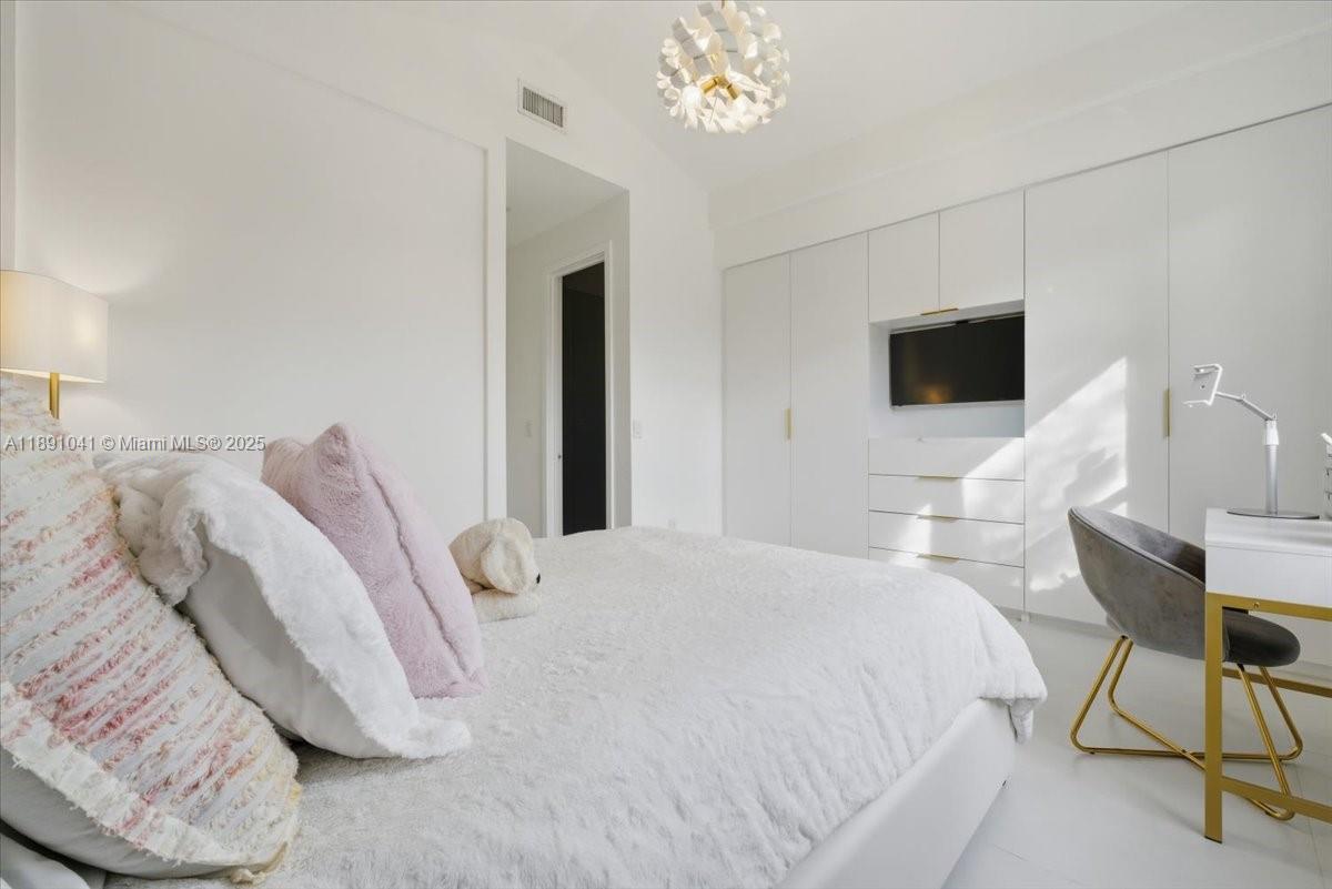 HOLLYWOOD LAKES COUNTRY C - Residential