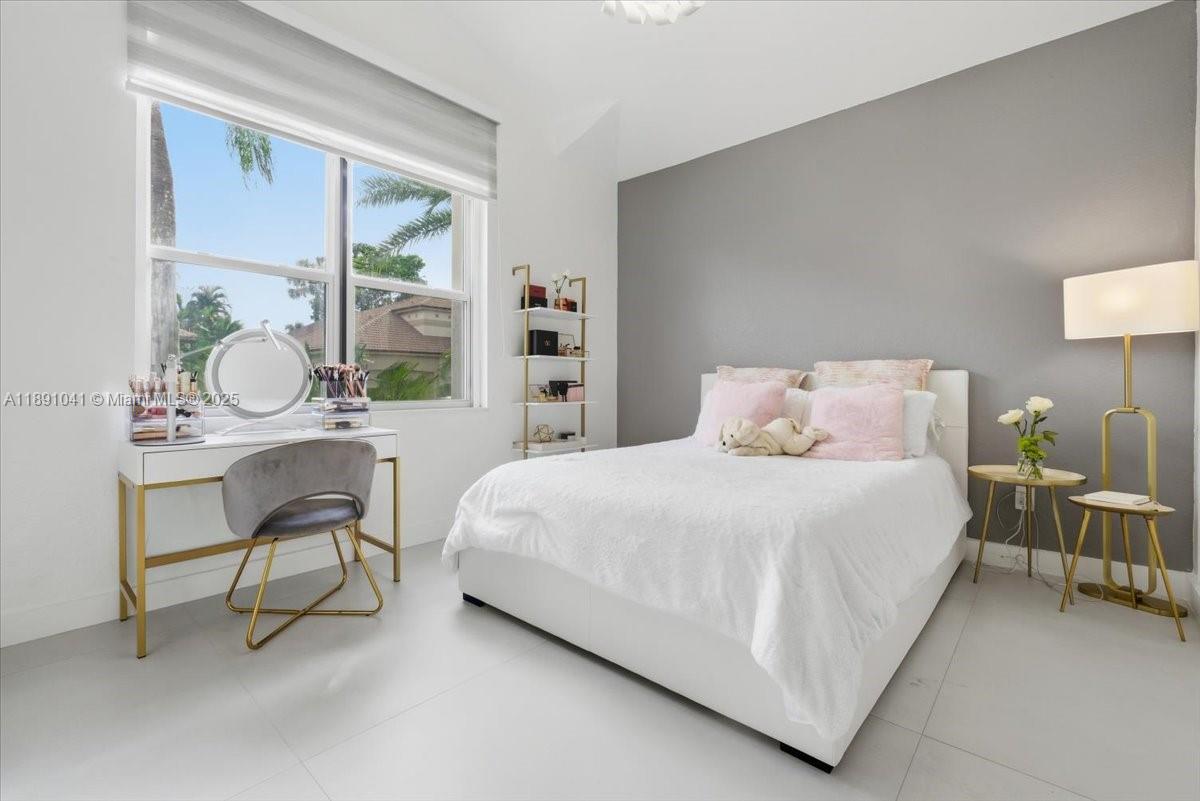 HOLLYWOOD LAKES COUNTRY C - Residential