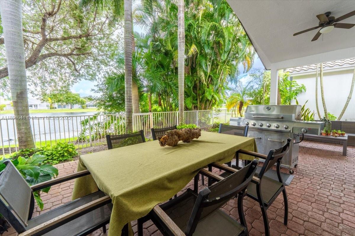 HOLLYWOOD LAKES COUNTRY C - Residential