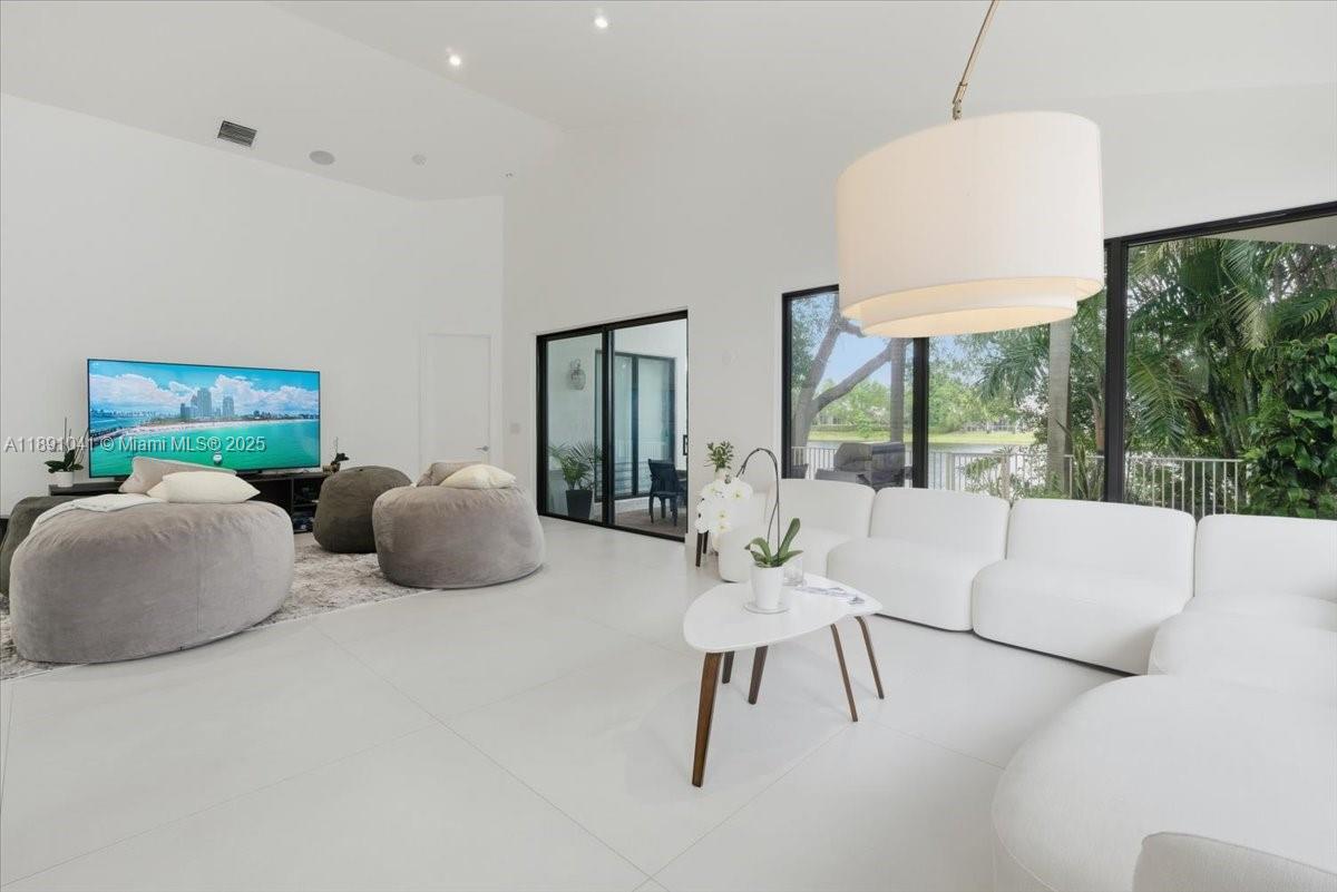 HOLLYWOOD LAKES COUNTRY C - Residential