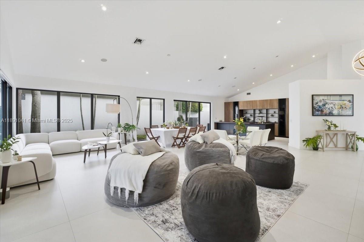 HOLLYWOOD LAKES COUNTRY C - Residential