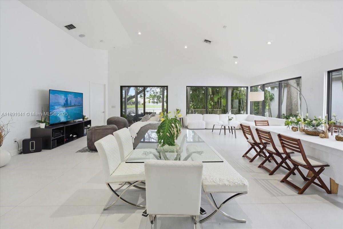 HOLLYWOOD LAKES COUNTRY C - Residential