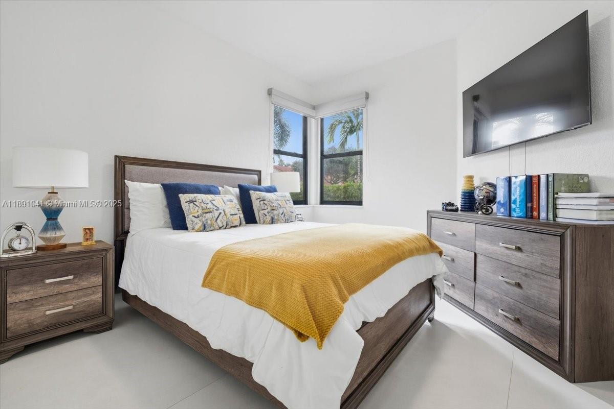 HOLLYWOOD LAKES COUNTRY C - Residential