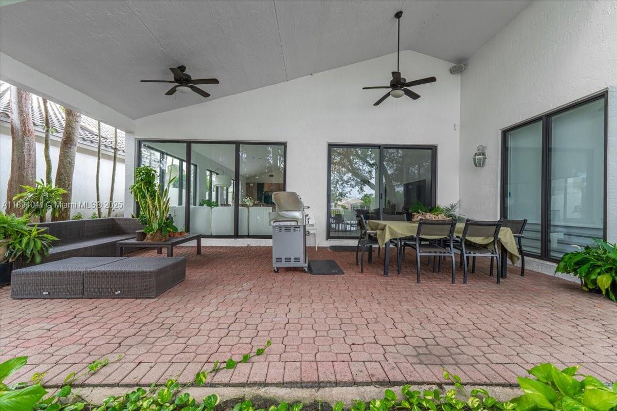HOLLYWOOD LAKES COUNTRY C - Residential