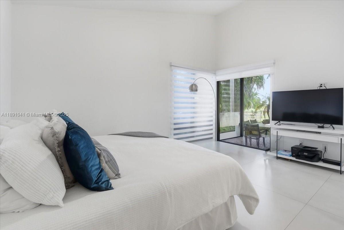 HOLLYWOOD LAKES COUNTRY C - Residential