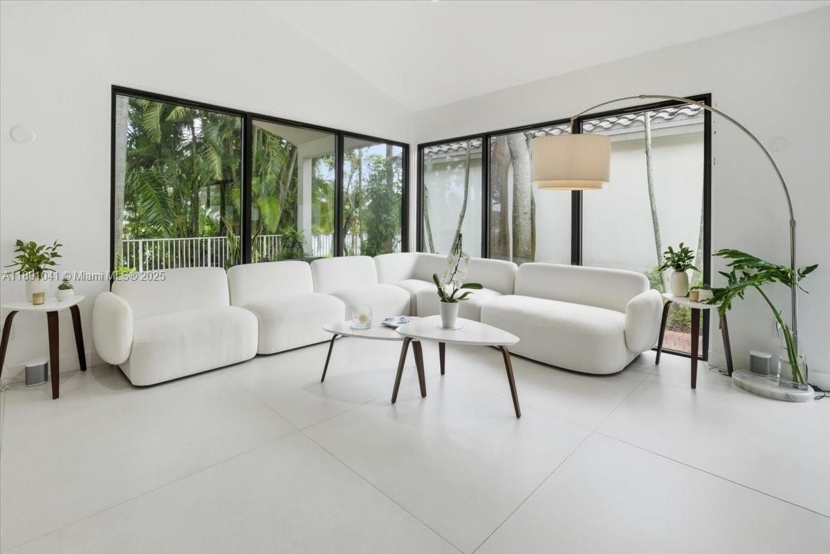 HOLLYWOOD LAKES COUNTRY C - Residential
