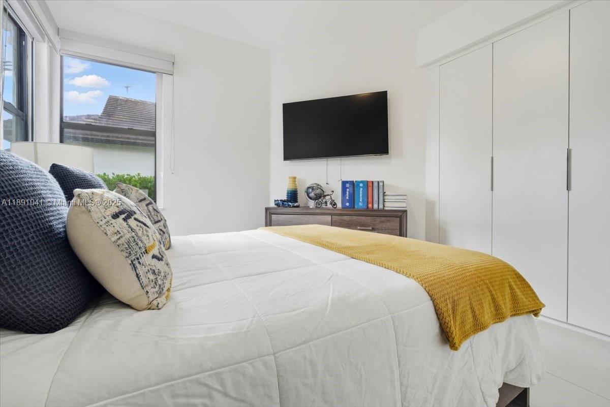 HOLLYWOOD LAKES COUNTRY C - Residential