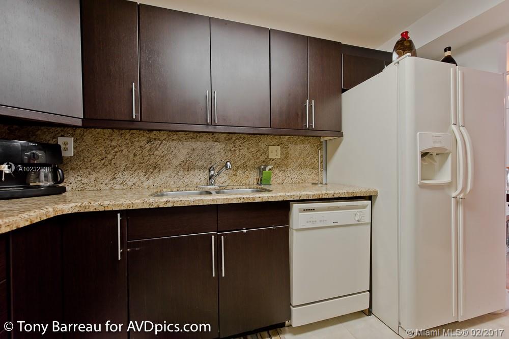 Great Brickell location. Bayfront building. This exquisite decorated unit features a spacious master suite with plenty of closet space, Remodeled kitchen with wood cabinets granite countertops and S/S appliances, Elegant Bathrooms, washer/dryer, accordion shutters. Beautiful 24 x 24 Porcelain Tile Floors. Resort Style Living with state of the art gym, 2 swimming pools, 5 tennis courts, 3 racquetball courts, grill area, doggie park, banquet room, convenience store and much more.