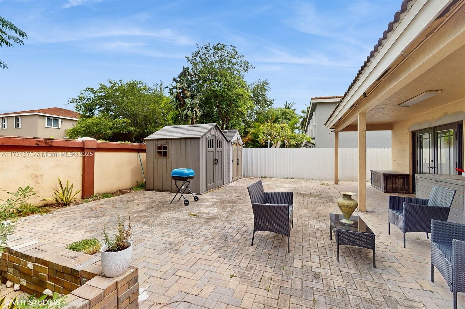 DORAL GARNENS - Residential