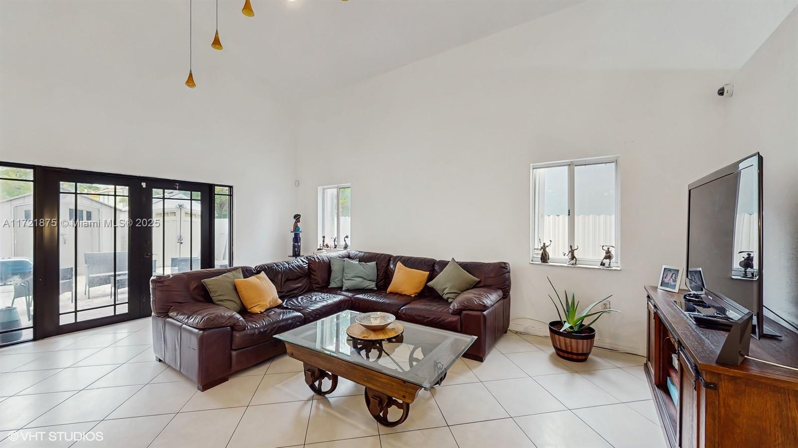 DORAL GARNENS - Residential