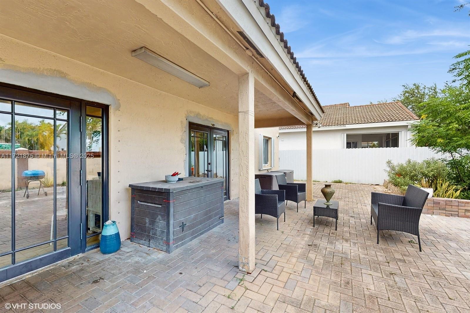 DORAL GARNENS - Residential