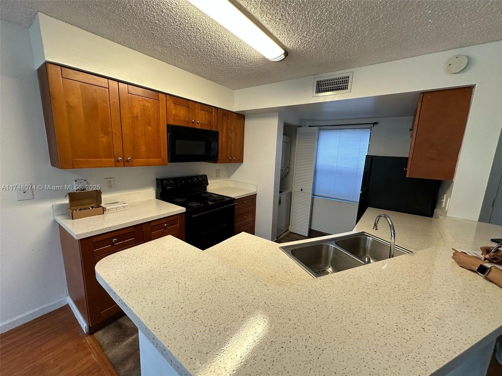 Rental Property at 9999 Summerbreeze Dr 422, Sunrise, Miami-Dade County, Florida - Bedrooms: 1 
Bathrooms: 1  - $1,650 MO.