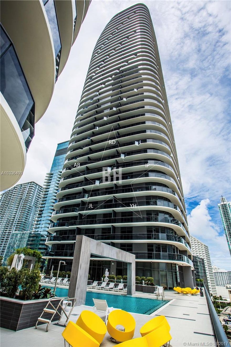 Be the first to live in Brickell Height. The newest building brought to you by the Related Group. This 1 bedroom 2 complete baths plus den is available. The den is very large. The building has the best amenities including roof top pool with expansive views, screening room, high performance fitness center, spas, business center, garden, club rooms, game rooms and more! Equinox and Soul Cycle (coming soon) are in the building.  Easy to show call LA.