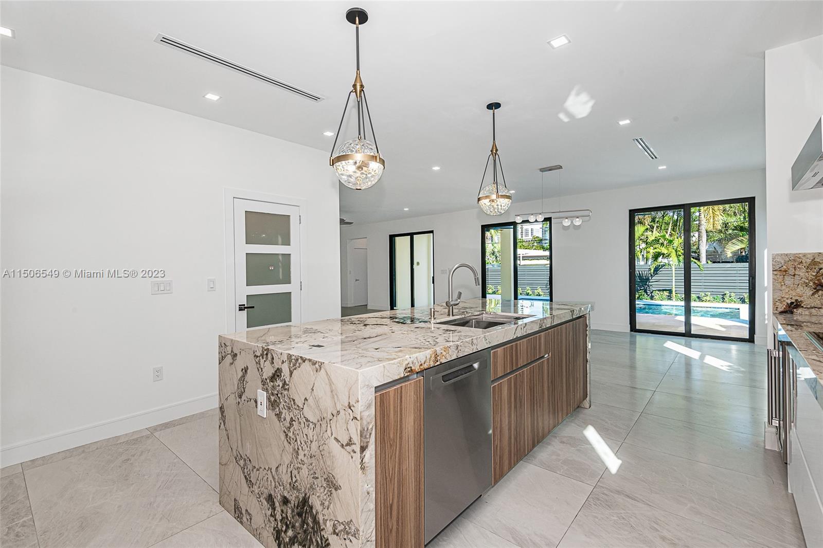 RIO VISTA C J HECTORS RES - Residential