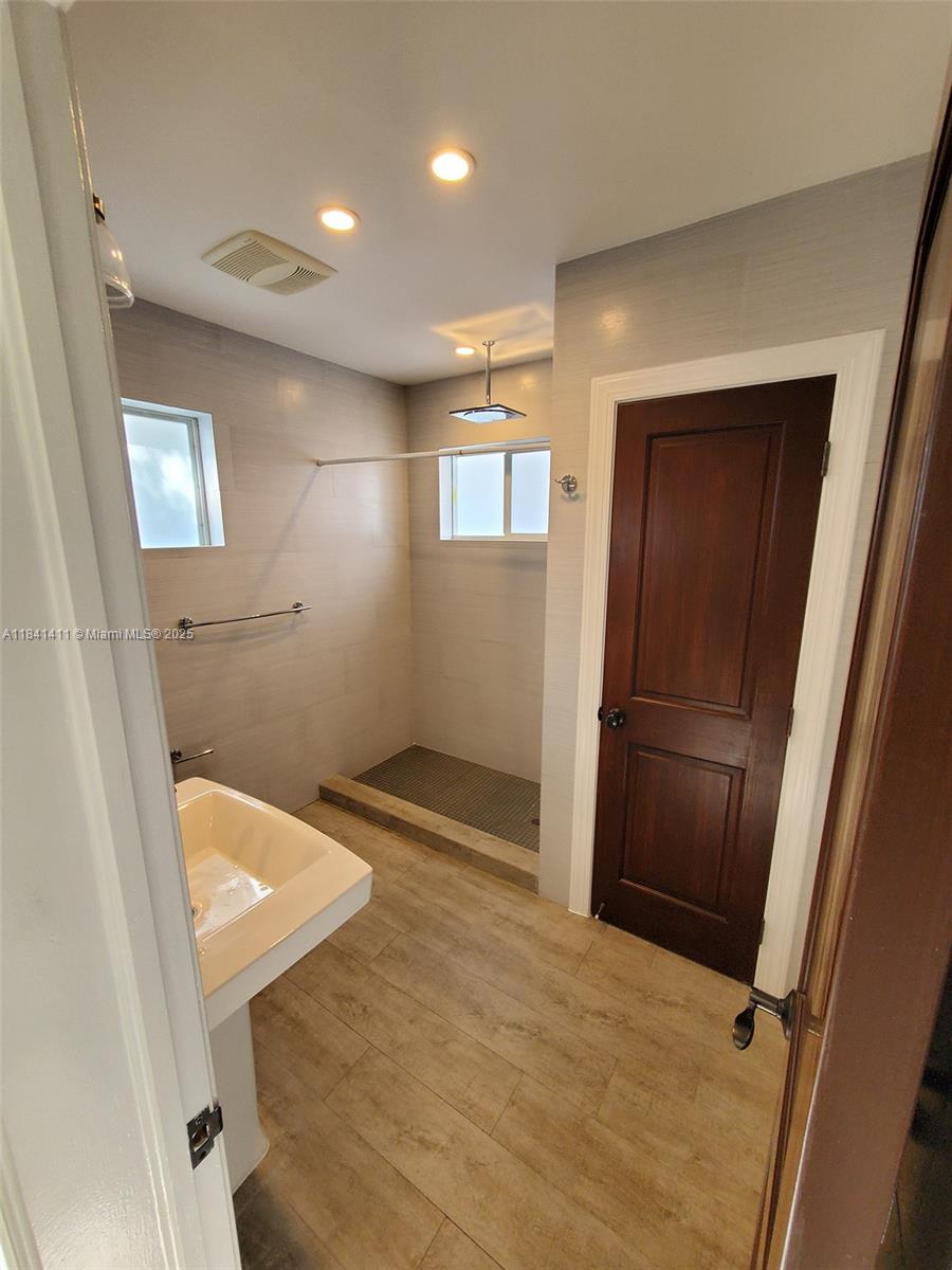 SOUTH VEDADO - Residential Lease