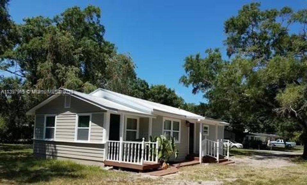 Photo of 2102 S 30th St, Fort Pierce, FL 34947 (MLS # A11397919)