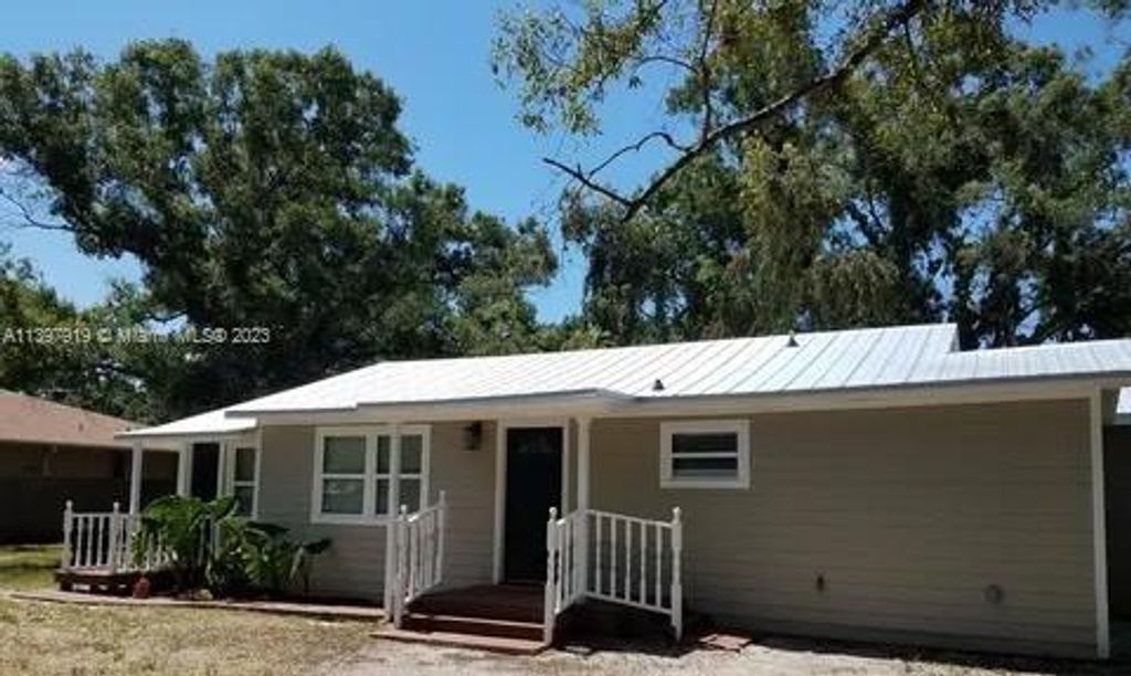 Photo of 2102 S 30th St, Fort Pierce, FL 34947 (MLS # A11397919)