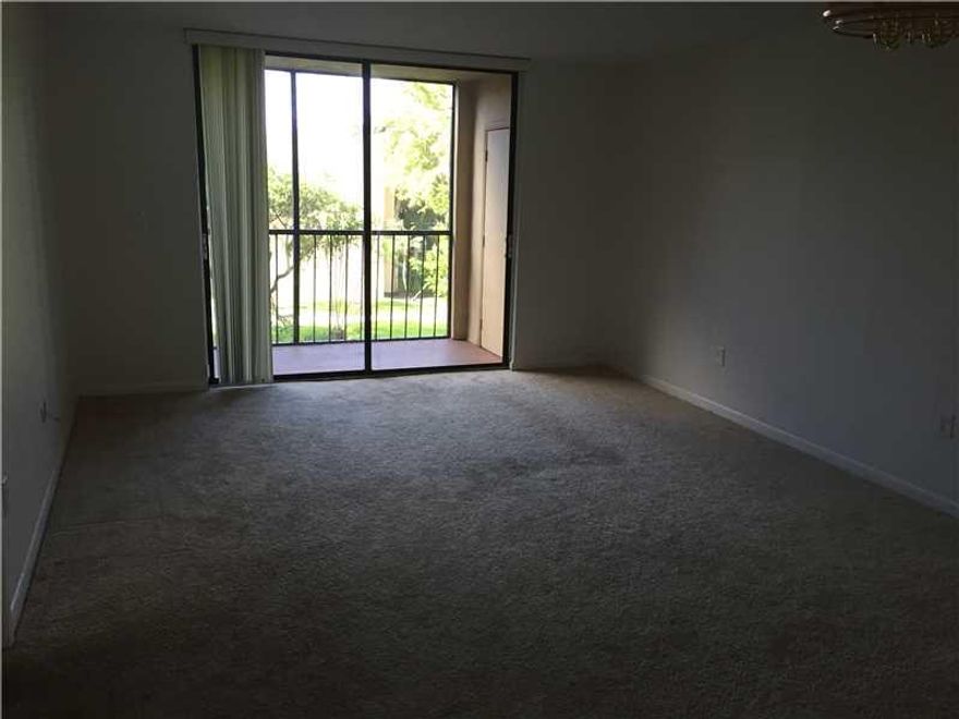 Exceptional Unit at Horizons East Condo, one bedroom, one bath , community has three swimming pools and two tennis courts, Tenant must have 700 credit score , no exceptions, gated community , very well maintained!!